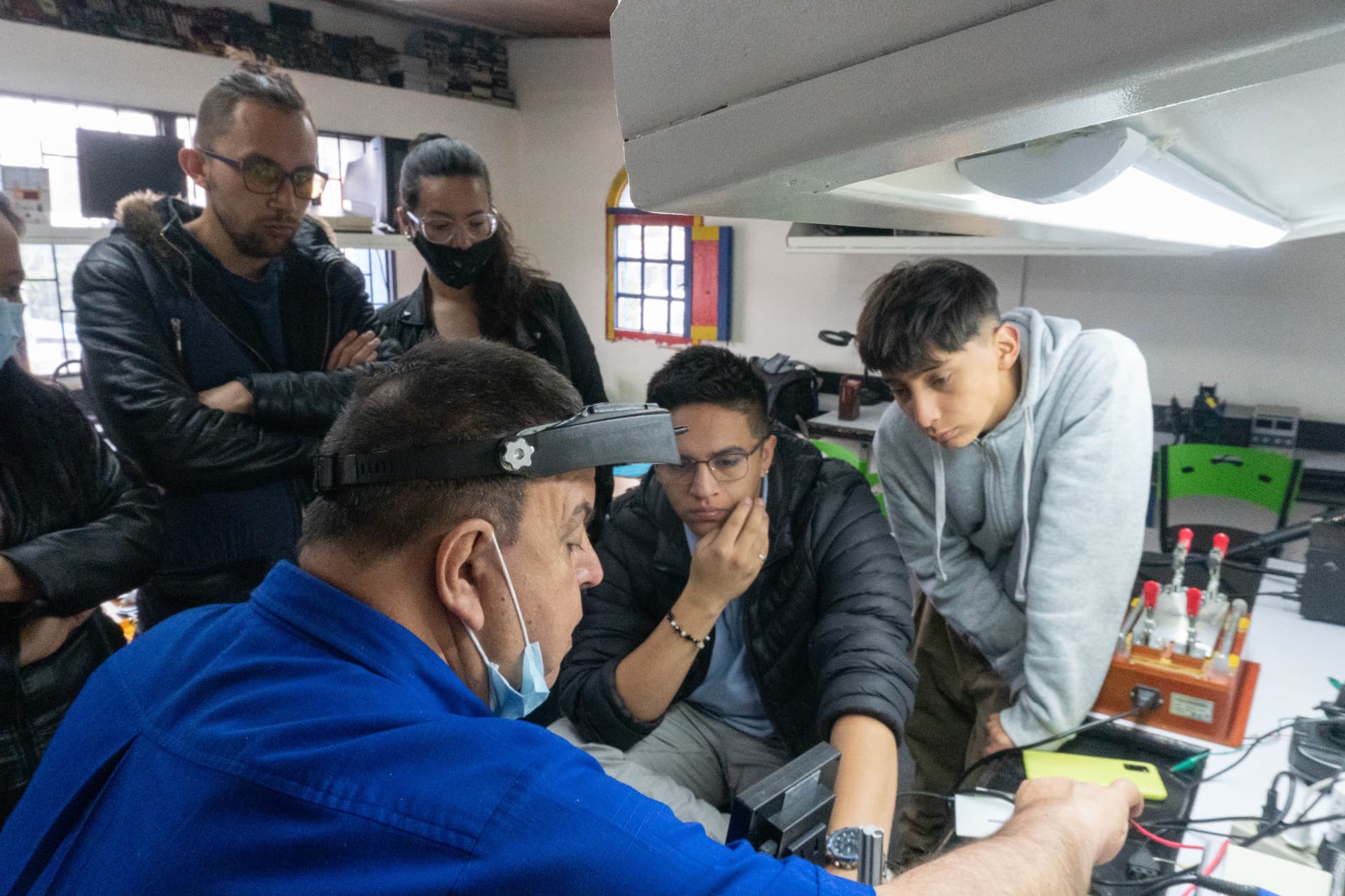Aula de clase INCEL con estudiantes y equipos profesionales